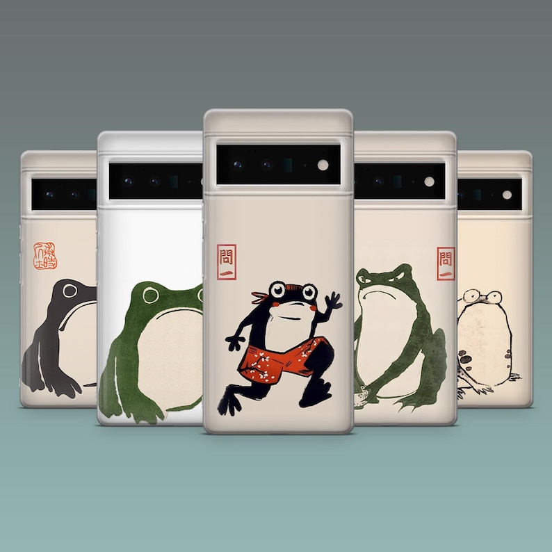Pode incluir: Um conjunto de capas de telem&oacute;vel com ilustra&ccedil;&otilde;es de r&atilde;s. As capas s&atilde;o de cor branco sujo e apresentam diferentes desenhos de r&atilde;s em preto e verde. Uma r&atilde; usa cal&ccedil;&otilde;es vermelhos. Forma retangular.