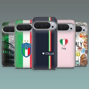 Puede incluir: Una colección de fundas para teléfonos con diseños de temática italiana. Las fundas muestran imágenes del Coliseo, la bandera italiana, un emblema de fútbol, un corazón con los colores de la bandera italiana y comida italiana. Las fundas tienen un borde transparente.