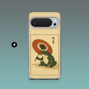 Op de afbeelding: Transparante telefoonhoes met een Japanse illustratie. Het toont een groene kikker met een rood-oranje parasol tegen een beige achtergrond, met Japanse tekst. De hoes heeft een camera-uitsparing en een nummer 4 in de hoek.