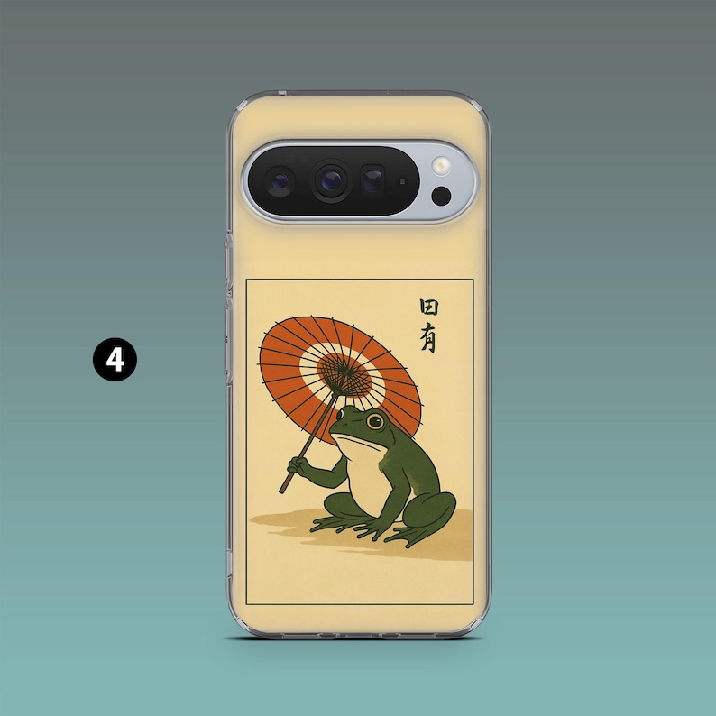 Op de afbeelding: Transparante telefoonhoes met een Japanse illustratie. Het toont een groene kikker met een rood-oranje parasol tegen een beige achtergrond, met Japanse tekst. De hoes heeft een camera-uitsparing en een nummer 4 in de hoek.