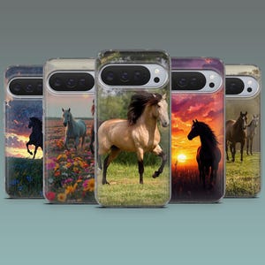 Pode incluir: Um conjunto de capas de telemóvel com imagens de cavalos. As capas exibem várias cenas, incluindo cavalos em campos, contra céus de pôr do sol e em prados floridos. Design transparente.
