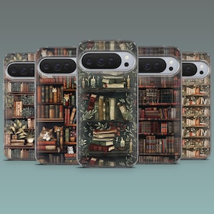 Könnte beinhalten: Fünf Handyhüllen mit einem Bücherregal-Design. Die Hüllen zeigen Illustrationen von Bücherregalen voller Bücher, Pflanzen, Kerzen und Katzen. Die Farbpalette umfasst Brauntöne, Grün und Creme, wodurch eine gemütliche und einladende Ästhetik entsteht.