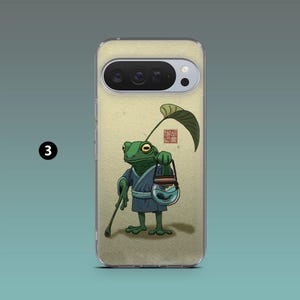 Op de afbeelding: Transparante telefoonhoes met een cartoonkikker in een blauwe jurk, met een wandelstok en een glazen bak met een vis. De kikker heeft een groot groen blad boven zijn hoofd. De achtergrond is lichtbeige.