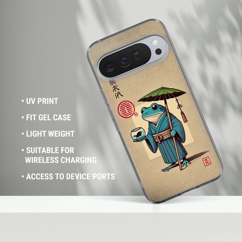 Op de afbeelding: Telefoonhoesje met een cartoonkikker in een blauwe kimono, met een parasol en een kom met een vis. De hoes heeft een beige achtergrond met Japanse tekst en een rood zegel. Lichtgewicht en geschikt voor draadloos opladen.