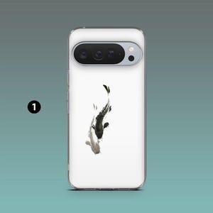 Puede incluir: Una funda transparente para tel&eacute;fono con un dise&ntilde;o de peces koi en blanco y negro. La obra de arte representa dos peces nadando en direcciones opuestas. La funda tiene un recorte para la c&aacute;mara y el n&uacute;mero 1 en un c&iacute;rculo negro.
