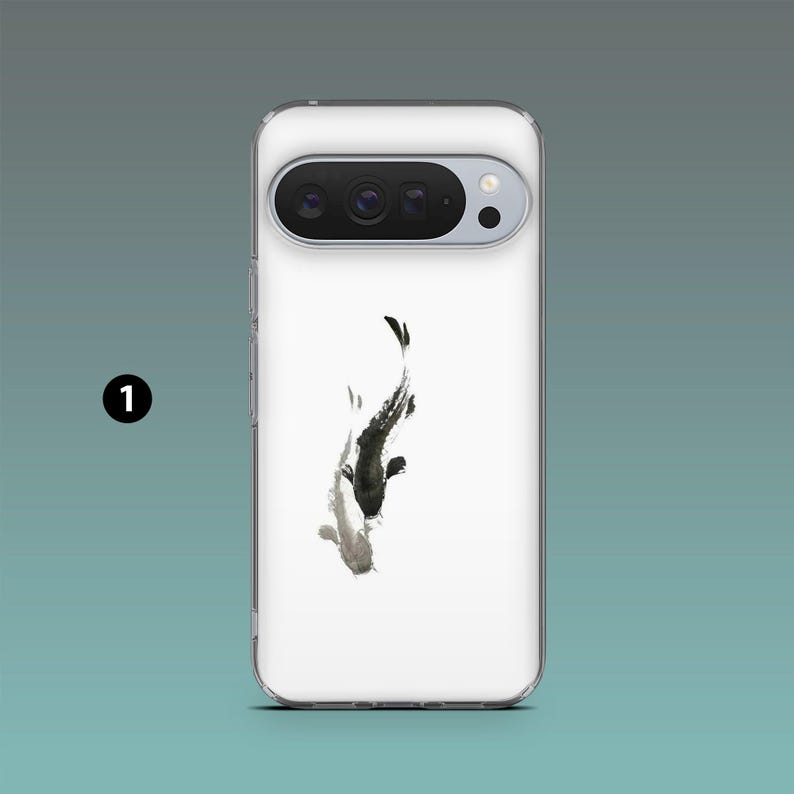 Puede incluir: Una funda transparente para tel&eacute;fono con un dise&ntilde;o de peces koi en blanco y negro. La obra de arte representa dos peces nadando en direcciones opuestas. La funda tiene un recorte para la c&aacute;mara y el n&uacute;mero 1 en un c&iacute;rculo negro.