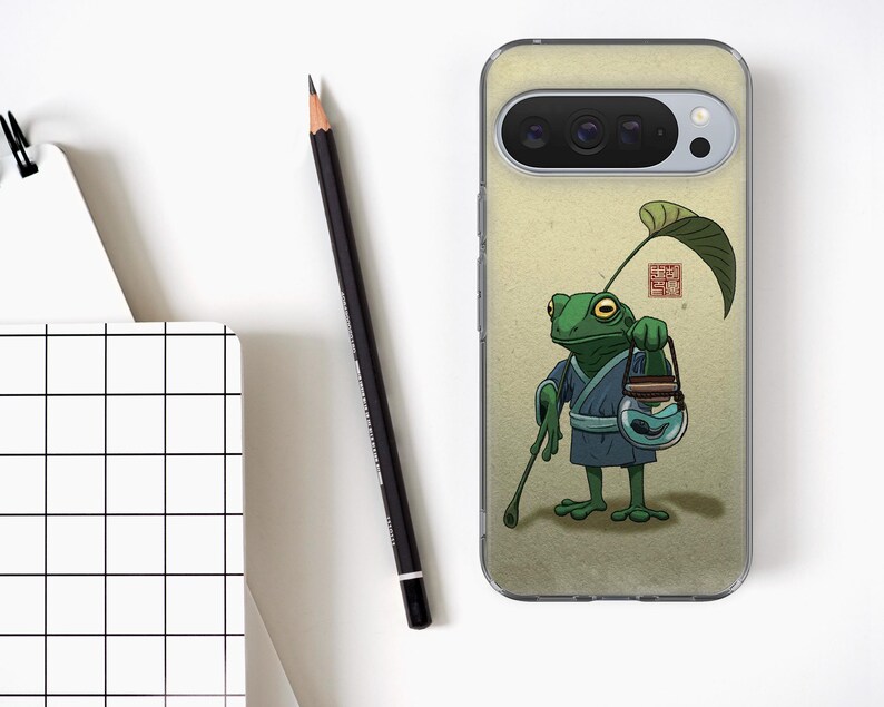Op de afbeelding: Telefoonhoesje met een cartoonkikker in een blauwe jurk, met een wandelstok en een pot met een vis. De kikker heeft een blad op zijn hoofd. De achtergrond is lichtbeige.
