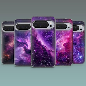 Puede incluir: Cinco fundas para teléfono con diseño de galaxia. Las fundas tienen un borde transparente y una impresión vibrante de nebulosas en tonos morados, rosas y naranjas. Las fundas están dispuestas en fila, mostrando la variedad de patrones cósmicos.