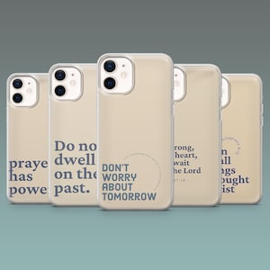 Op de afbeelding: Een verzameling beige telefoonhoesjes met inspirerende citaten in marineblauw. De citaten zijn onder meer "Praye has powe", "Do no dwell on the past" en "Don't worry about tomorrow". Voor een smartphone.