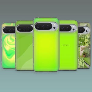 Op de afbeelding: Een verzameling van vijf telefoonhoesjes in verschillende groentinten. De hoesjes hebben een transparante rand en diverse ontwerpen, waaronder een wervelpatroon, effen kleuren en een bloemenprint. Eén hoesje heeft de tekst "Lime green".