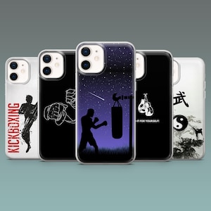 Puede incluir: Una colección de fundas para teléfonos con varios diseños temáticos de artes marciales. Las fundas presentan imágenes de un boxeador, un saco de boxeo, guantes de boxeo y un símbolo del yin-yang. La palabra "KICKBOXING" está impresa en una funda.