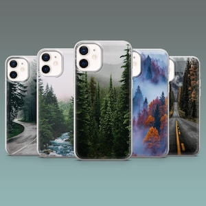 Puede incluir: Una colección de cinco fundas transparentes para teléfono, cada una con una escena natural diferente. Los diseños incluyen una carretera sinuosa, un río, un bosque de altos árboles verdes, un bosque brumoso con árboles coloridos y una carretera a través de un bosque.