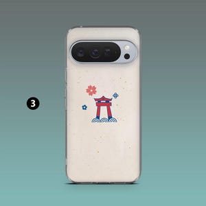 Puede incluir: Una funda transparente para tel&eacute;fono con un dise&ntilde;o de tem&aacute;tica japonesa. La funda presenta una ilustraci&oacute;n de una puerta torii roja y azul, una flor rosa y otros peque&ntilde;os gr&aacute;ficos azules y rojos. El n&uacute;mero "3" est&aacute; en un c&iacute;rculo negro en el lado izquierdo.