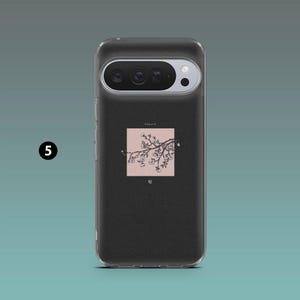 Puede incluir: Funda transparente para tel&eacute;fono con parte trasera negra texturizada. Un gr&aacute;fico cuadrado presenta una rama con flores blancas y la palabra "Sakura" encima. La funda est&aacute; dise&ntilde;ada para un tel&eacute;fono inteligente.
