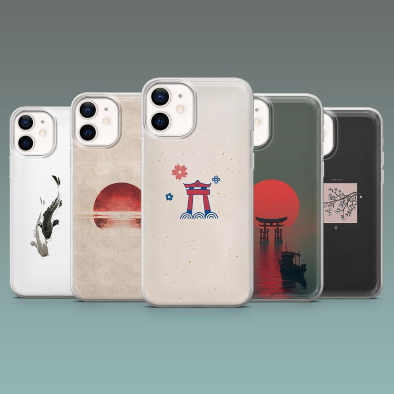 Puede incluir: Una colecci&oacute;n de cinco fundas para tel&eacute;fono con dise&ntilde;os de inspiraci&oacute;n japonesa. Las fundas presentan im&aacute;genes de una carpa koi, una puesta de sol, una puerta torii, un sol rojo sobre el agua y una rama de cerezo en flor. Las fundas est&aacute;n en fundas protectoras transparentes.