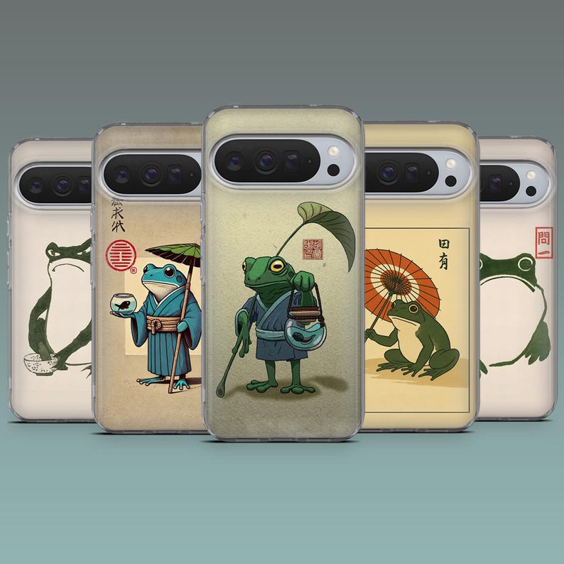 Op de afbeelding: Een verzameling telefoonhoesjes met Japans ge&iuml;nspireerde kikkerillustraties. Elke hoes toont een ander kikkerontwerp, waaronder kikkers met paraplu's, die items dragen en in verschillende poses. De hoesjes hebben een helder, beschermend ontwerp.