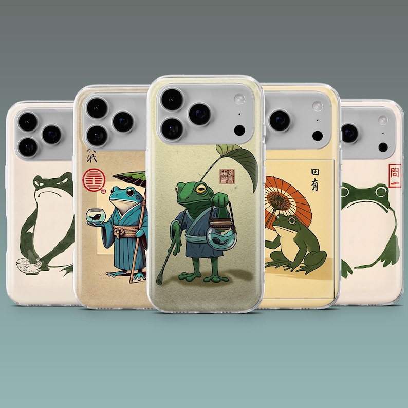 Op de afbeelding: Een verzameling van vijf telefoonhoesjes met Japans ge&iuml;nspireerde kikkerillustraties. Elk hoesje toont een uniek kikkerontwerp, met verschillende kleuren en poses, tegen een neutrale achtergrond. De hoesjes zijn transparant met een beschermende bumper.