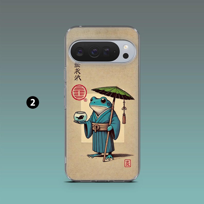 Op de afbeelding: Transparante telefoonhoes met een cartoonkikker in een blauwe kimono die een parasol en een kom met een vis vasthoudt. De achtergrond is beige met Japanse tekst en een rood zegel. De hoes heeft een camera-uitsparing.