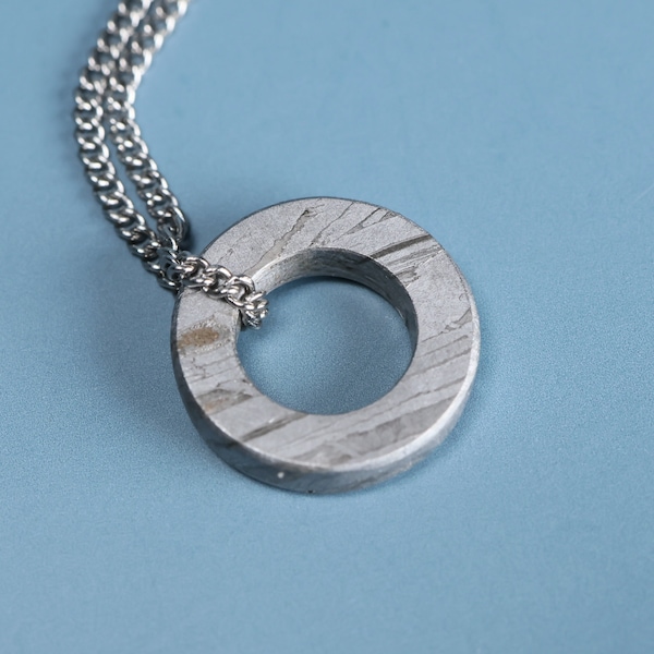 Fer météorite rond pendentif ajouré collier cadeau personnalisé