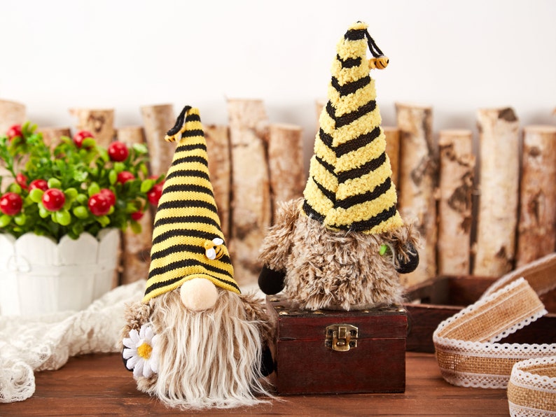 Bumble Bee Gnome Peluche Gnomo di girasole Mr e Mrs Honeybee Spring Gnomes Plushie Ornamenti World Bee Day Figurine Decor Spring Gnome immagine 3