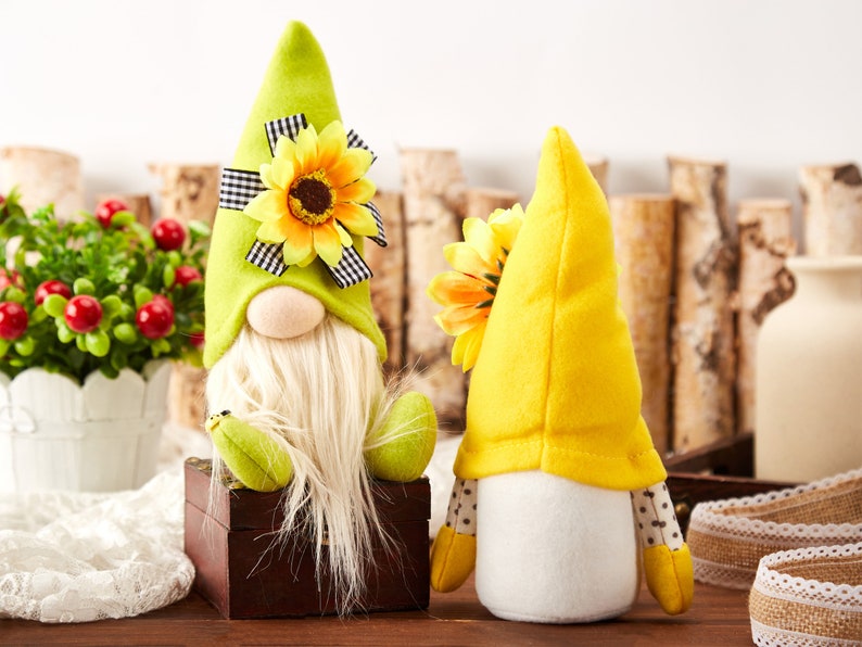 Bumble Bee Gnome Peluche Gnomo di girasole Mr e Mrs Honeybee Spring Gnomes Plushie Ornamenti World Bee Day Figurine Decor Spring Gnome immagine 4