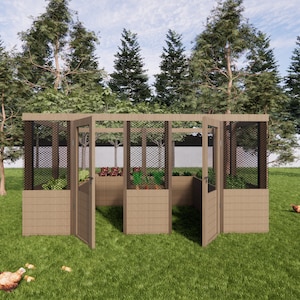 Puede incluir: Un gallinero de madera con un recinto de malla metálica y dos puertas abiertas. El gallinero está rodeado de hierba verde y árboles. Hay varios pollos en la hierba.