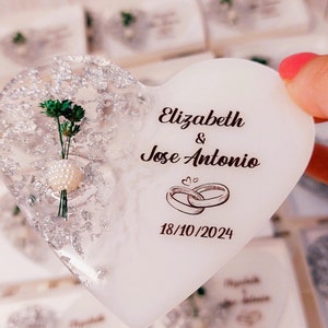 Magnete a forma di cuore per matrimonio con finitura epossidica - Regalo di fidanzamento unico - Magnete floreale personalizzato per gli ospiti, bomboniera speciale per matrimonio