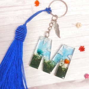 Llavero floral de resina personalizado, llavero de letras, llavero de flores preservadas, regalo para ella, regalo de cumpleaños