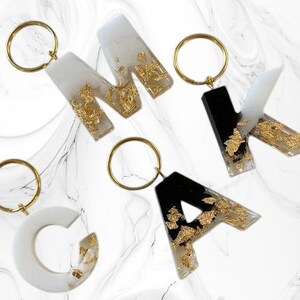 Chaveiros com cartões para comunhões, casamentos ou eventos, presente personalizado feito à mão para convidados, chaveiro de resina com inicial