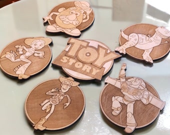 Ensemble de sous-verres en bois Toy Story - Cadeau déco - Dessous de verre geek - Décoration écologique - Design unique en bois - Porte-gobelet fait main