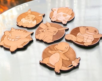 Set di sottobicchieri in legno Pokemon - Scegli QUALSIASI Pokemon - Regalo di decorazione per la casa - Sottobicchiere per bevande geek - Decorazione ecologica - Design unico in legno