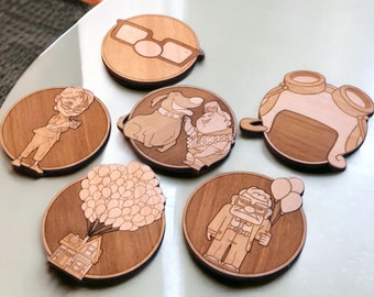 Conjunto de posavasos de madera UP – Regalos de decoración del hogar – Posavasos para bebidas geek – Decoración ecológica – Diseño único de madera – Portavasos hecho a mano