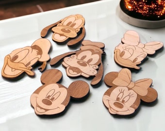 Ensemble de sous-verres en bois Mickey et ses amis - Cadeaux déco - Dessous de verre geek - Respectueux de l'environnement - Design unique en bois - Porte-gobelet fait main