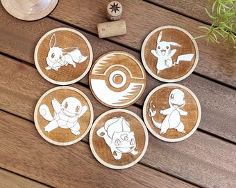 Set de 6 - Collection Pokémon- Sous-verres en bois - Cadeau de pendaison de crémaillère - Fait à la main - Cadeau Geek - Pikachu - Eevee - Balbusaur - Squirtle