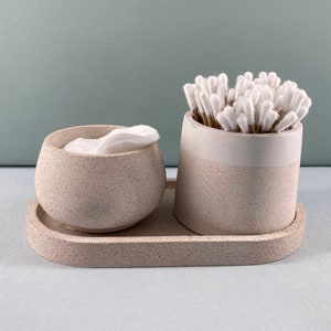 Wattestäbchenhalter und Schmuckdose rund auf ovalem Tablett aus Jesmonite in NATURSTEINOPTIK für Badezimmer,  Handarbeit