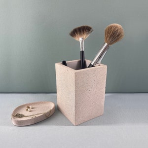 Make-up-Pinselhalter mit/ohne Schmuckablage asymmetrisch – handgefertigt aus Jesmonite in Natursteinoptik