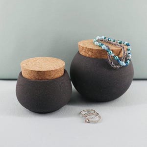 Round tins with/without cork lids, 2 sizes, practical for odds and ends, made of Jesmonite (concrete-like), handmade