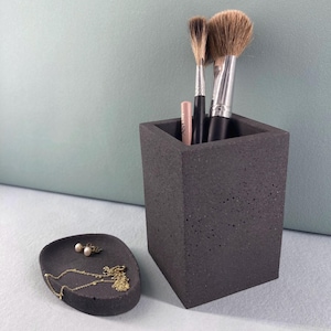 Make-up-Pinselhalter ohne/mit Schmuckablage asymmetrisch – handgefertigt aus Jesmonite in LAVA anthrazit