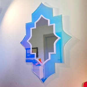 Arte de Parede Boho | Decoração Oriental Iridescente em Acrílico Holográfico, Espelho Colorido e Descolado, Peça de Destaque Eclética e Maximalista, Decoração Dopaminérgica