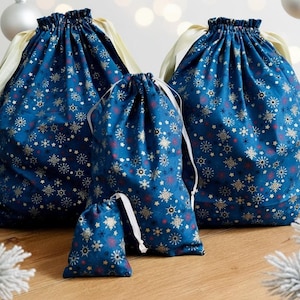 Sacola de presente de Natal sem desperdício, em tecido de algodão azul e dourado, com fitas douradas, saco reutilizável com cordão, ideal para guardar e transportar.