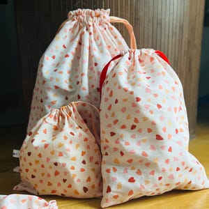 Wiederverwendbarer Zero Waste Baumwollbeutel mit Kordelzug und Herzmuster, Geschenkidee Umweltfreundliche Muttertagsverpackung zum Verschenken und Wiederverwenden