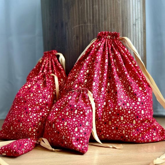 Emballage cadeaux en tissus zéro déchet, sac pochon réutilisable, motifs Noel fond rouge, sac de rangements et voyage cadeaux de Noel