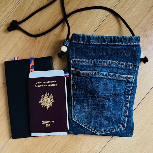 Pochette en jeans bleu upcycle zéro déchet, en tissus recyclé, moderne, pochette passeport, sac de rangements voyages, solide, ethique