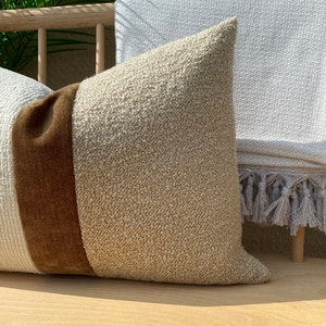 Funda de almohada de diseño bouclé color marfil bohemio y beige, funda de almohada bouclé texturizada, funda de almohada europea, cojín de almohada a rayas marrones bohemias color marfil. imagen 4