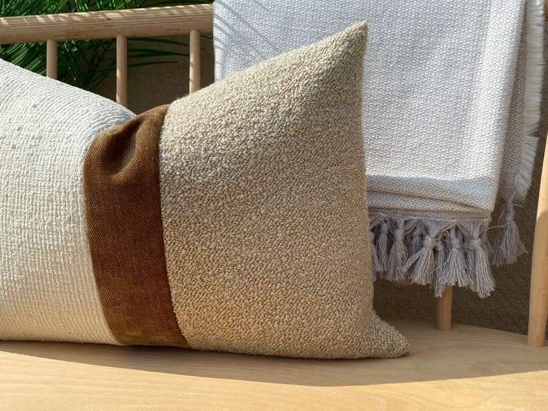 Funda de almohada de diseño bouclé color marfil bohemio y beige, funda de almohada bouclé texturizada, funda de almohada europea, cojín de almohada a rayas marrones bohemias color marfil. imagen 4