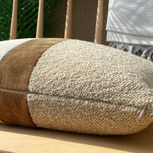 Funda de almohada de diseño bouclé color marfil bohemio y beige, funda de almohada bouclé texturizada, funda de almohada europea, cojín de almohada a rayas marrones bohemias color marfil. imagen 5