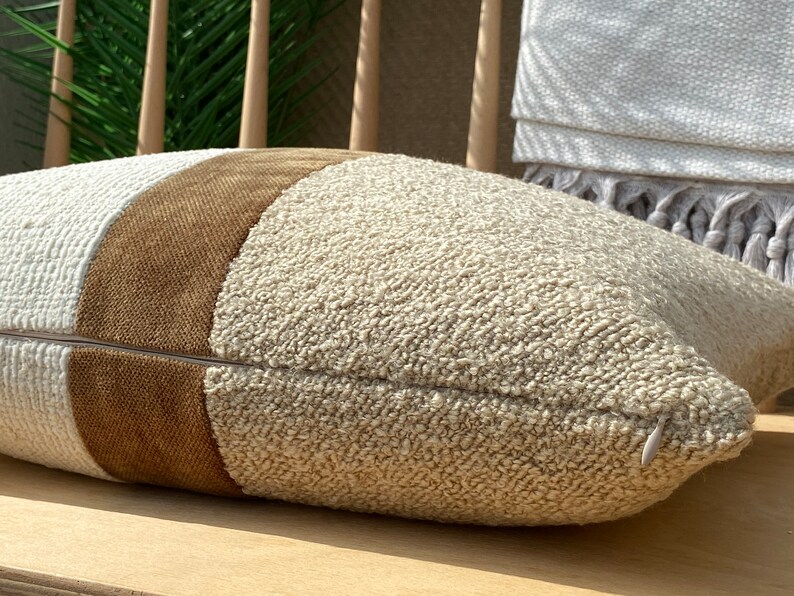 Funda de almohada de diseño bouclé color marfil bohemio y beige, funda de almohada bouclé texturizada, funda de almohada europea, cojín de almohada a rayas marrones bohemias color marfil. imagen 5
