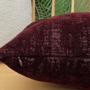 Texturerat vinrött örngott, mjuk chenillebomullskudde