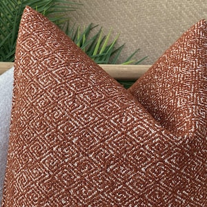 Rostfärgat geometriskt örngott i linne, rost- och elfenbensfärgat texturerat örngott, vävd kudde i linne och bomull, tjockt och mjukt rostfärgat kuddtyg