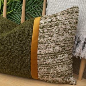 Funda de almohada de diseño en bouclé verde y beige, cojín decorativo de color liso.